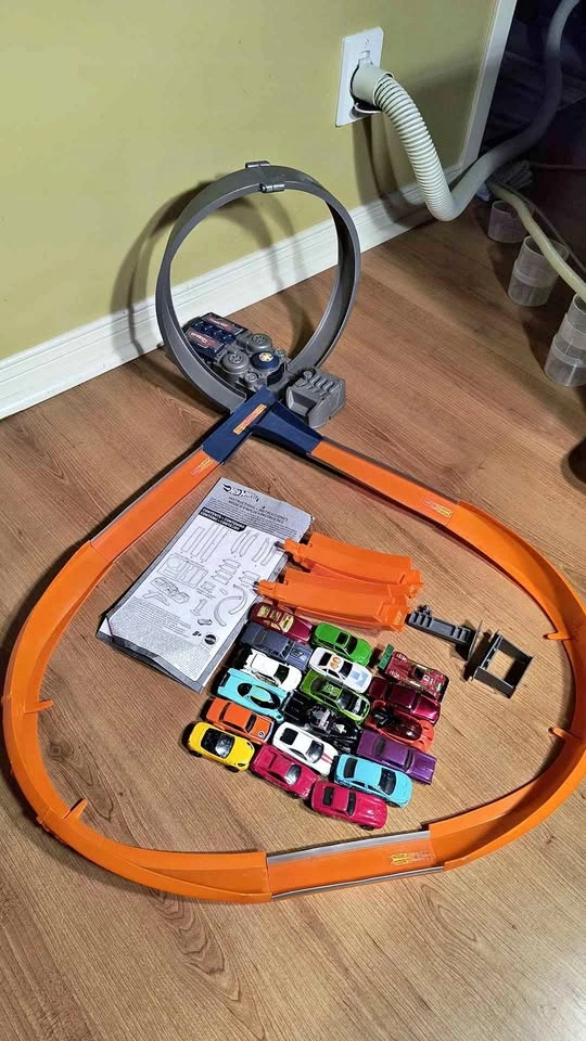 Hot Wheels motorized track and 18 car bundle