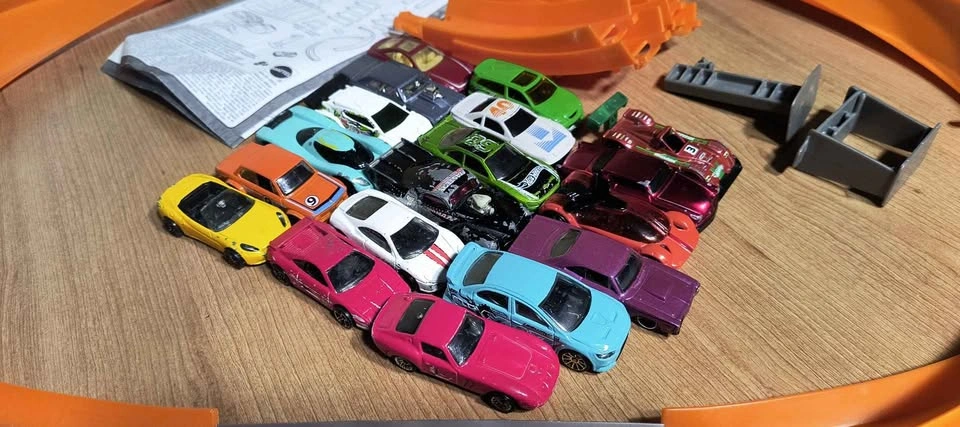 Hot Wheels motorized track and 18 car bundle - photo 2