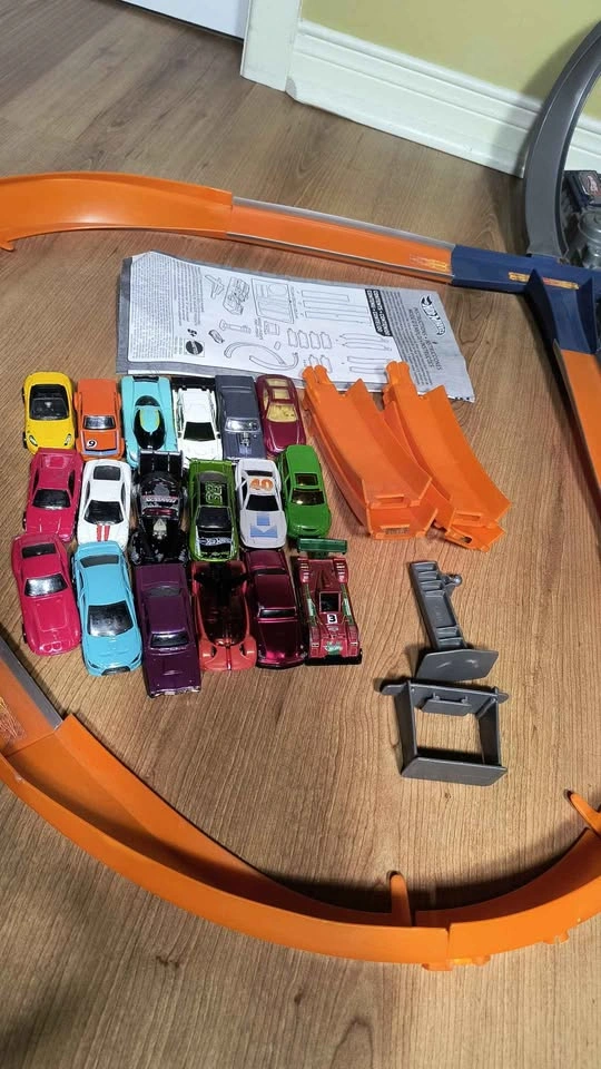 Hot Wheels motorized track and 18 car bundle - photo 3