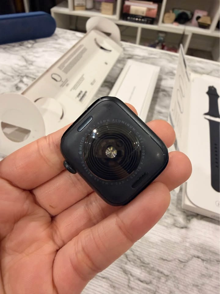 Apple Watch SE (2nd Gen) Midnight Black Wifi Only (OBO) - photo 2