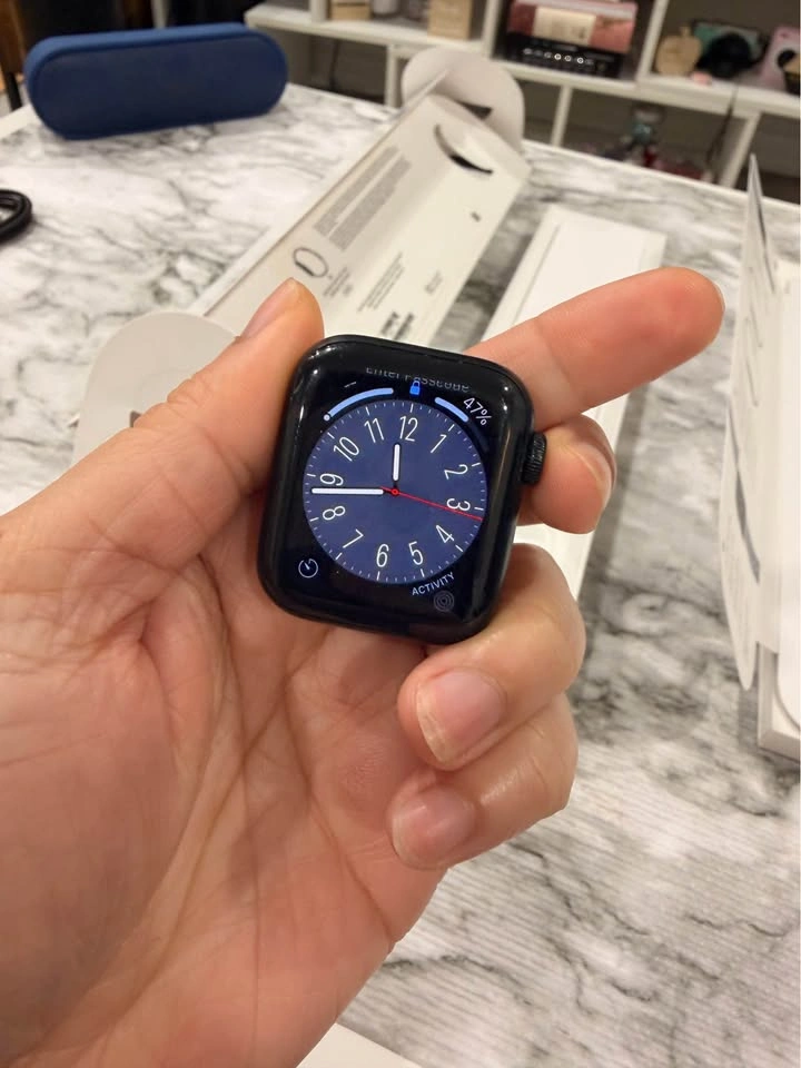 Apple Watch SE (2nd Gen) Midnight Black Wifi Only (OBO) - photo 3