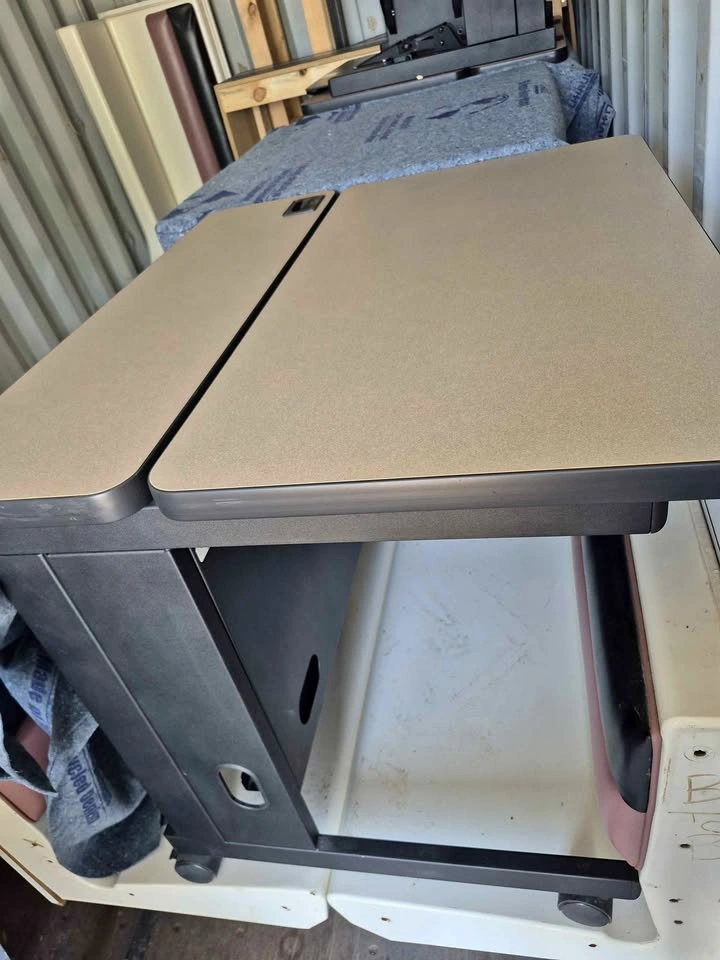Single computer desk