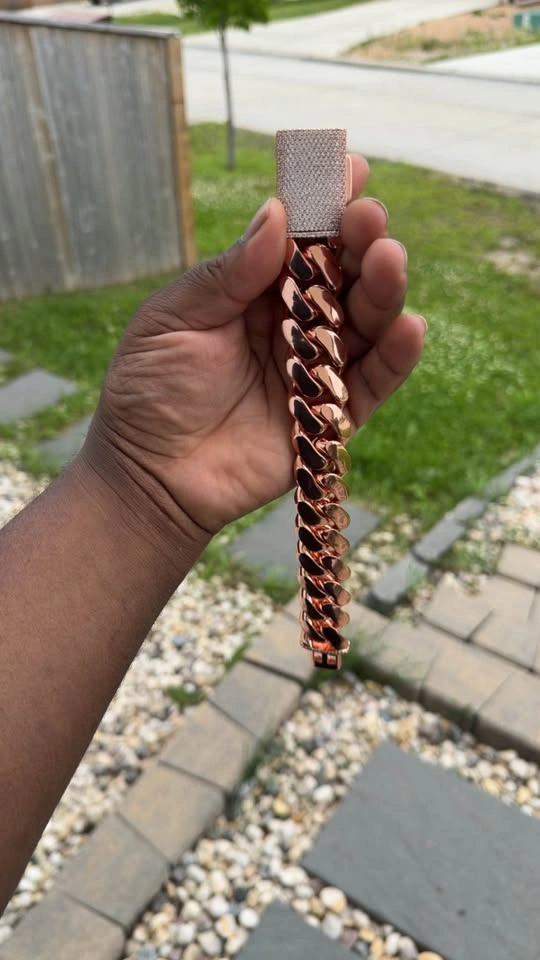 14K Rose Gold plated Cuban Link Bracelet with Moissanite Clasp - photo 2