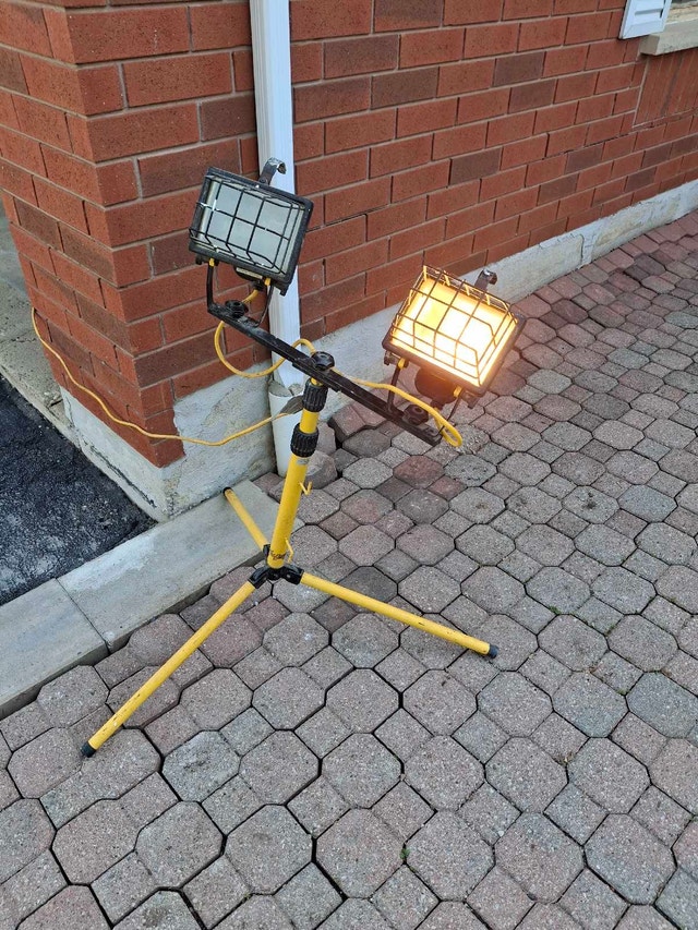 Dual head halogen work light with stand