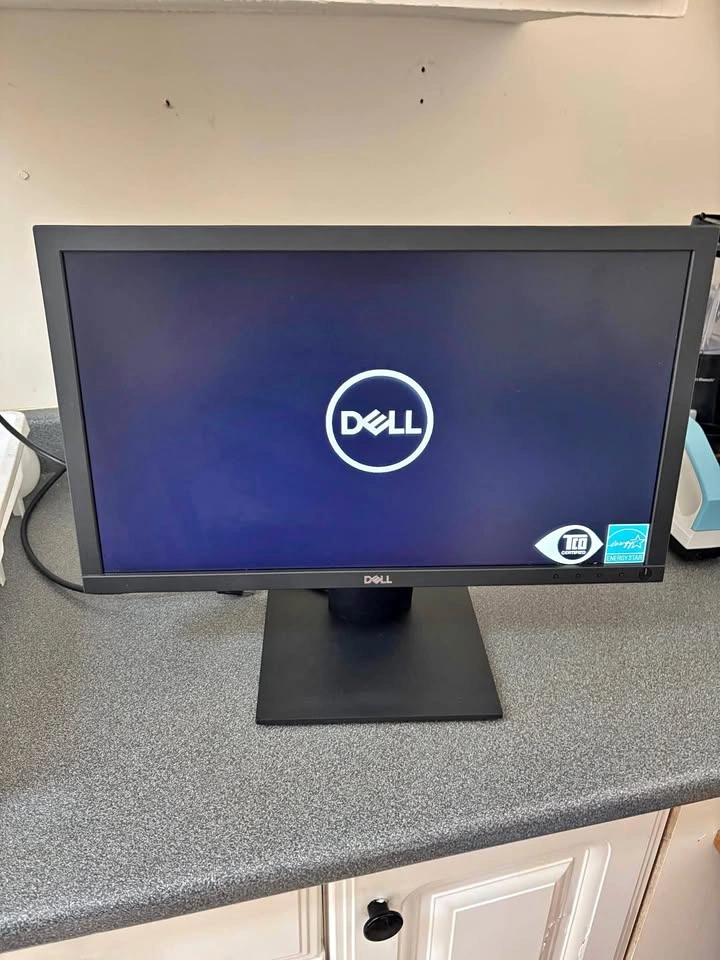 20" Dell E2020H LED Monitor – Great Condition (Power & DP Cables