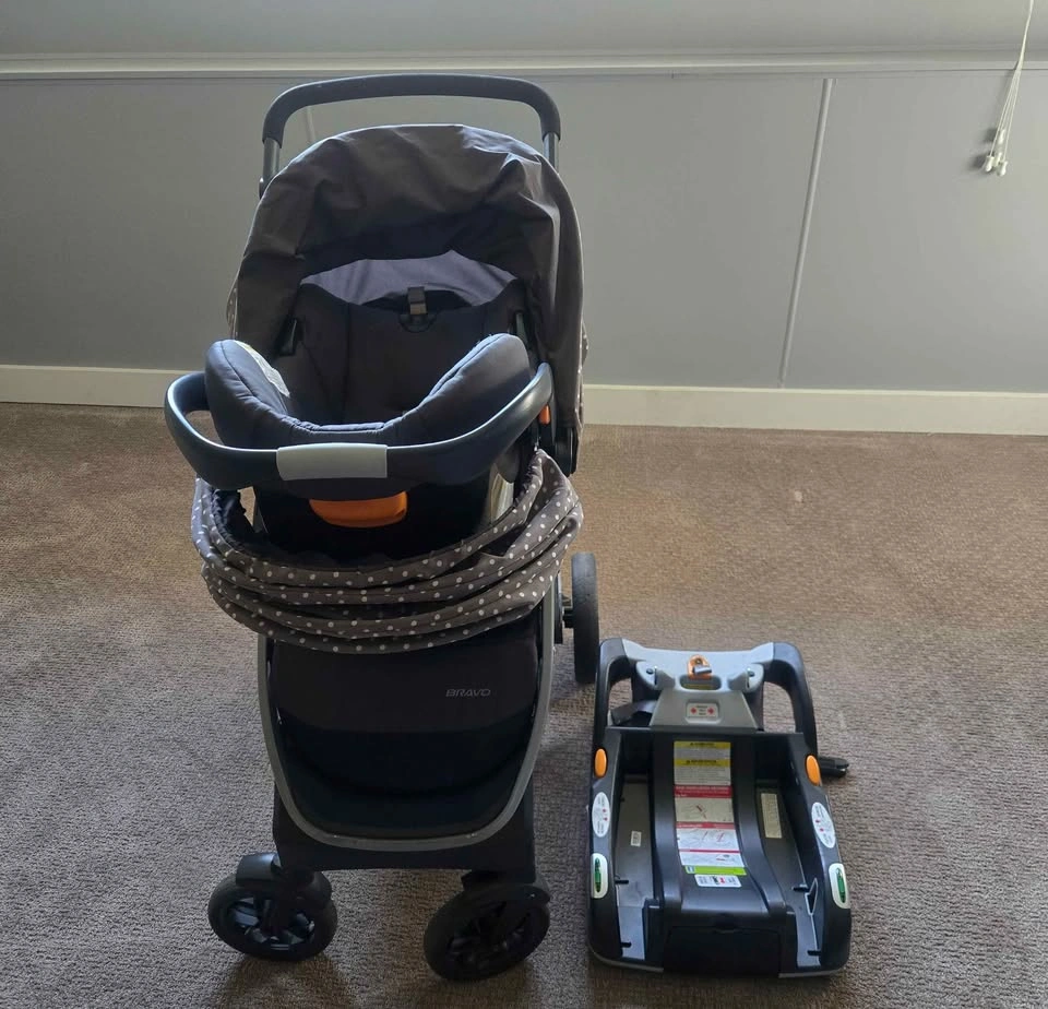 Chicco Bravo stroller + infant car seat + base - photo 2
