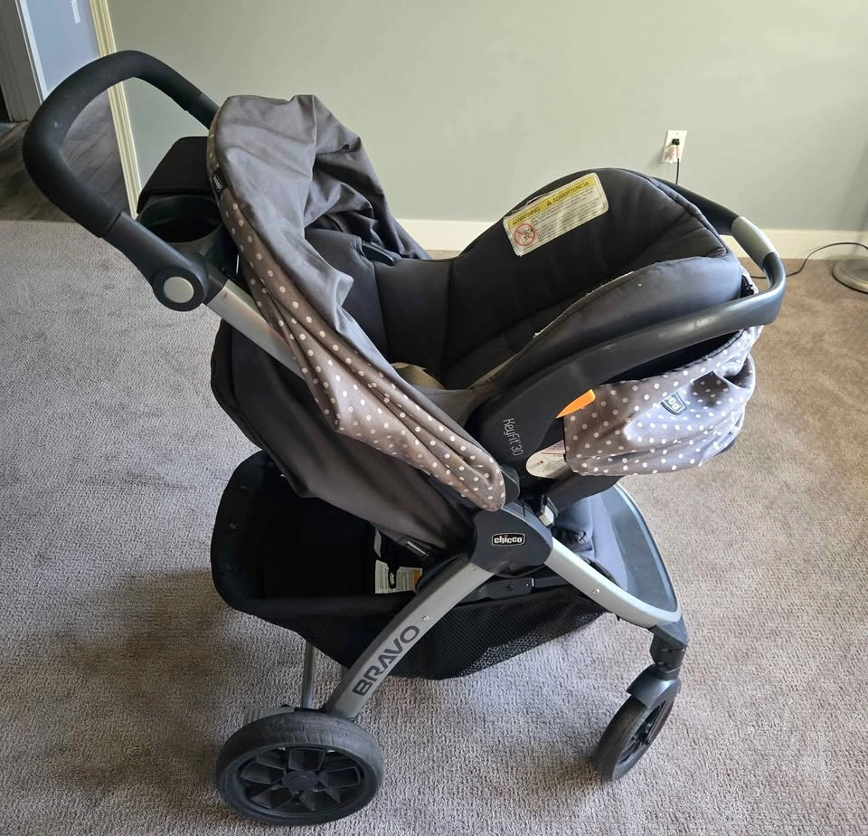 Chicco Bravo stroller + infant car seat + base - photo 3
