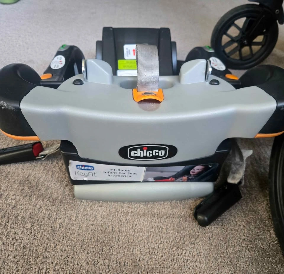 Chicco Bravo stroller + infant car seat + base - photo 4