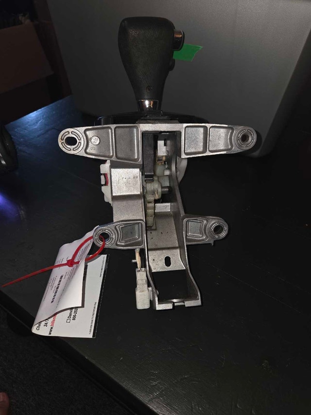 2008 Pontiac Vibe Automatic Transmission Shifter - photo 3