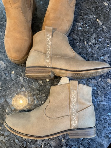 Lot of 2 Girls Boots Youth Size 3 (Old Navy & Cat & Jack) - photo 3