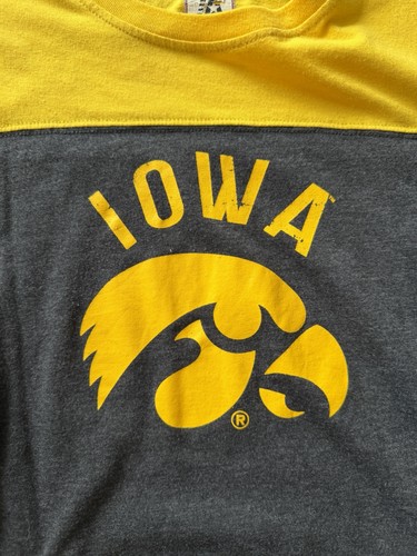 Iowa Hawkeyes Black T Shirt Women’s Small Vintage Slim Fit - photo 3