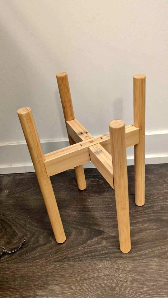 Adjustable bamboo plant stand