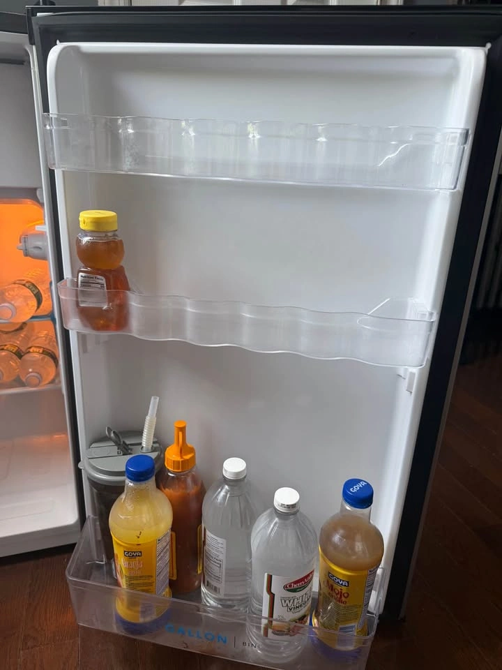 Frigidaire 4.5 cu. ft. mini fridge, negotiable - photo 3