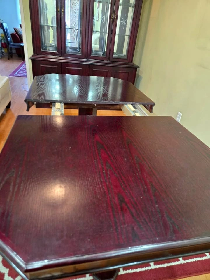 Elegant Extendable Dining Table – Solid Wood