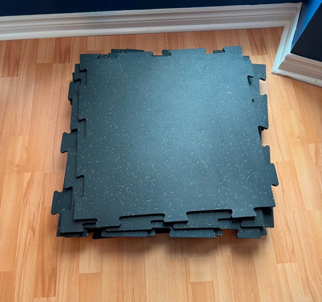 RESILIENT RUBBER GYM TILES 8 PACK FOR HOME USE