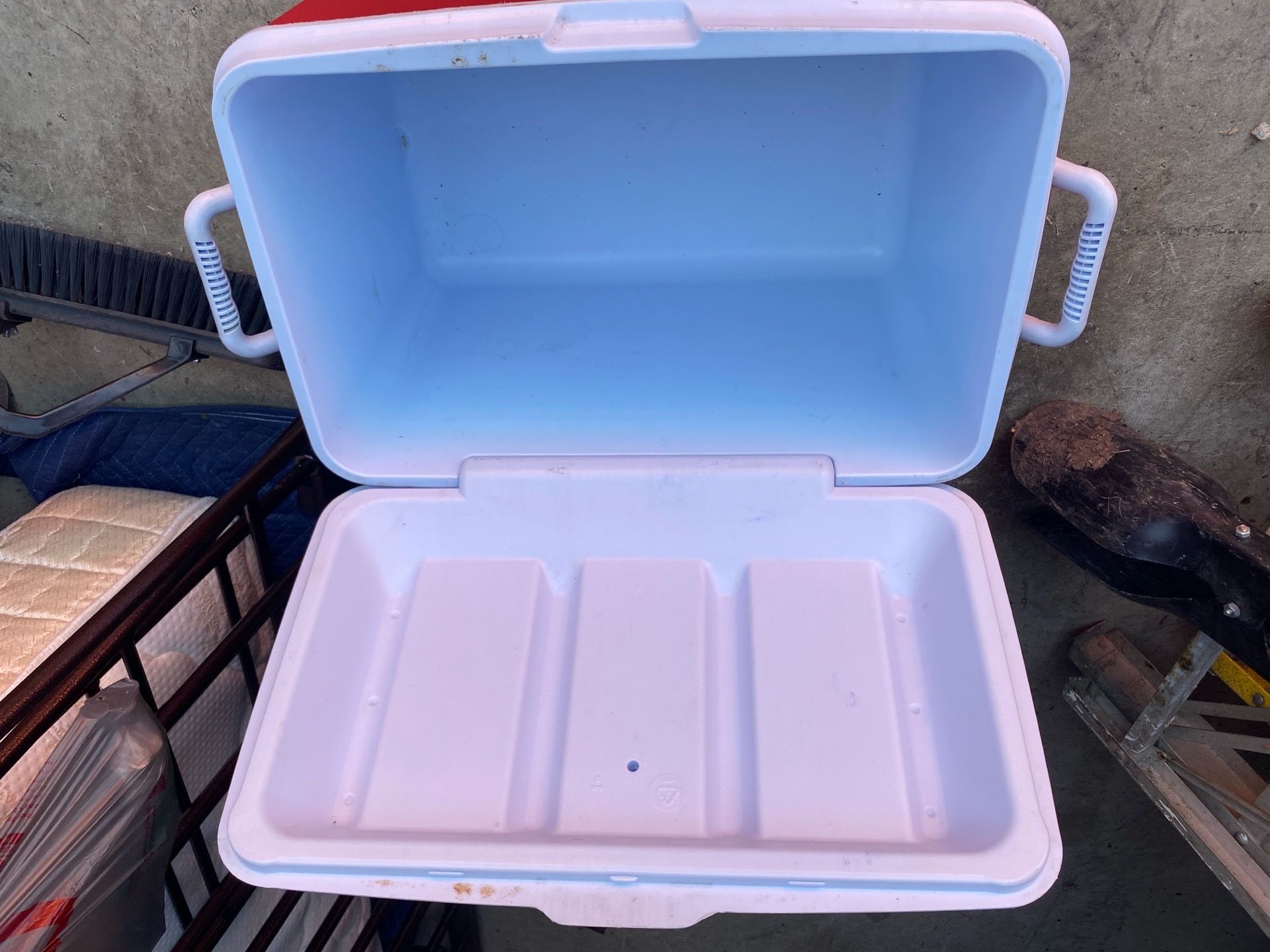 Rubbermaid Cooler - photo 2