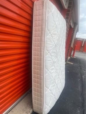 Full-size Serta mattress - photo 3