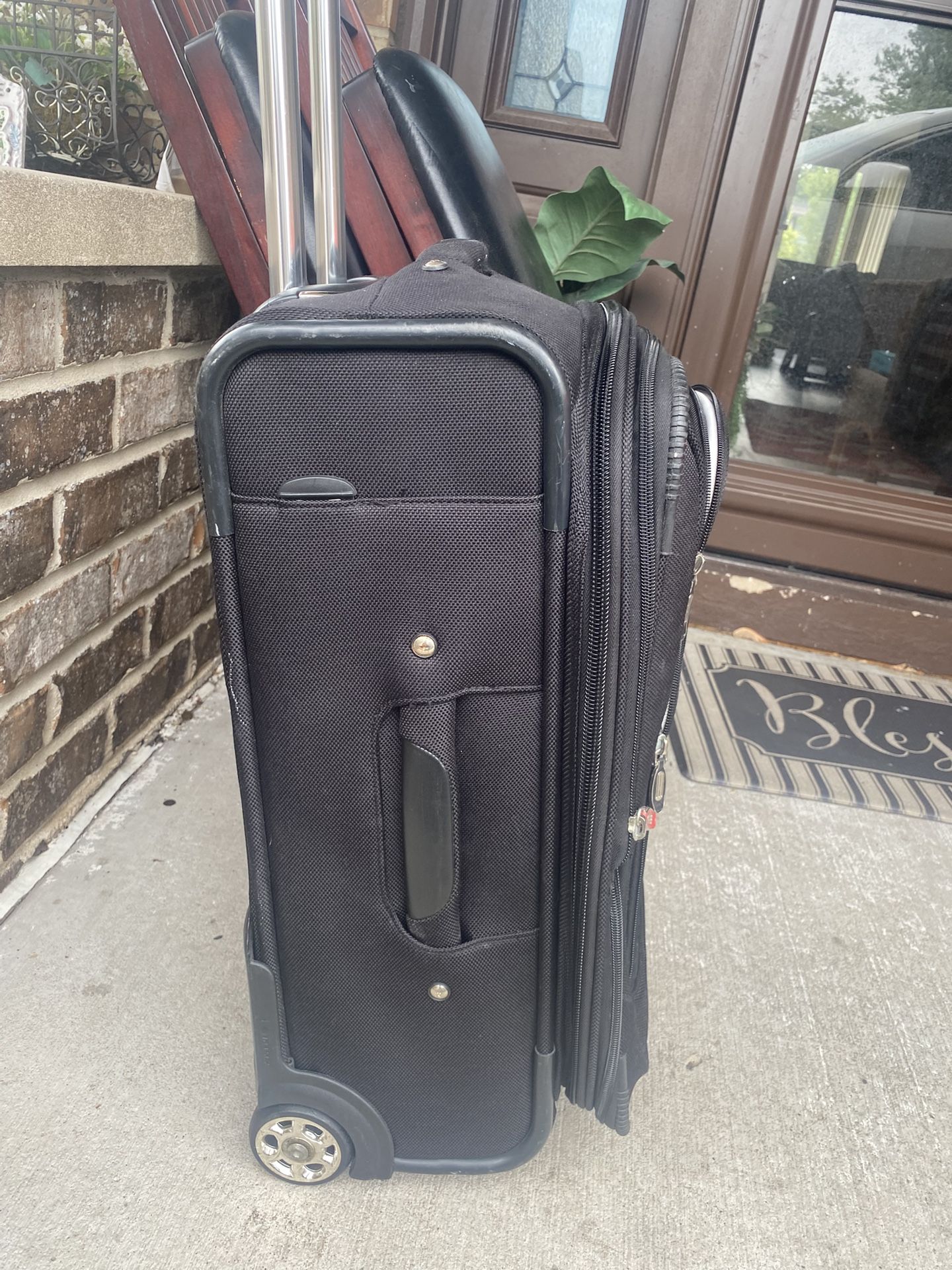 Like New Delsey Carryon Suitcase/luggage - photo 2