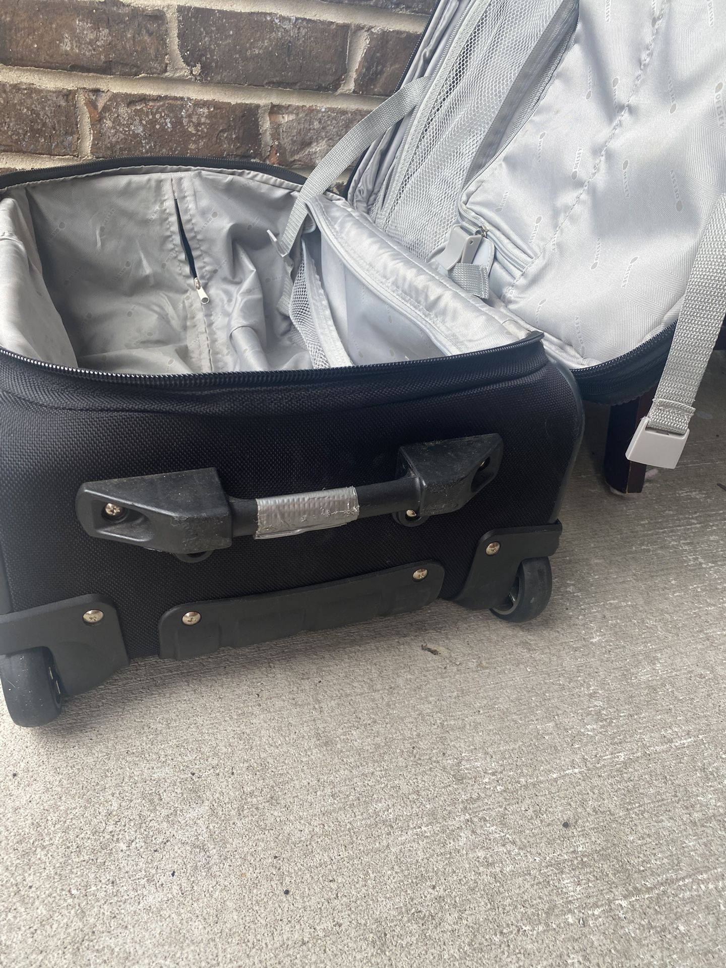 Like New Delsey Carryon Suitcase/luggage - photo 4
