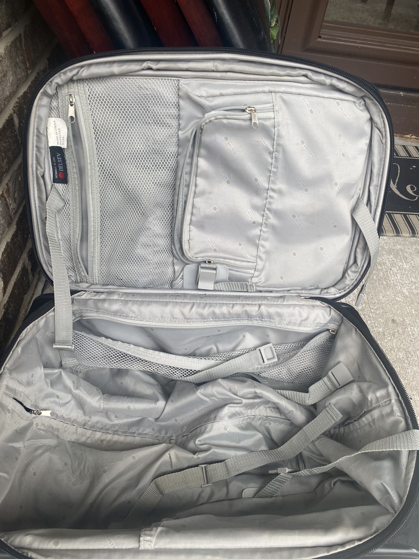 Like New Delsey Carryon Suitcase/luggage - photo 5