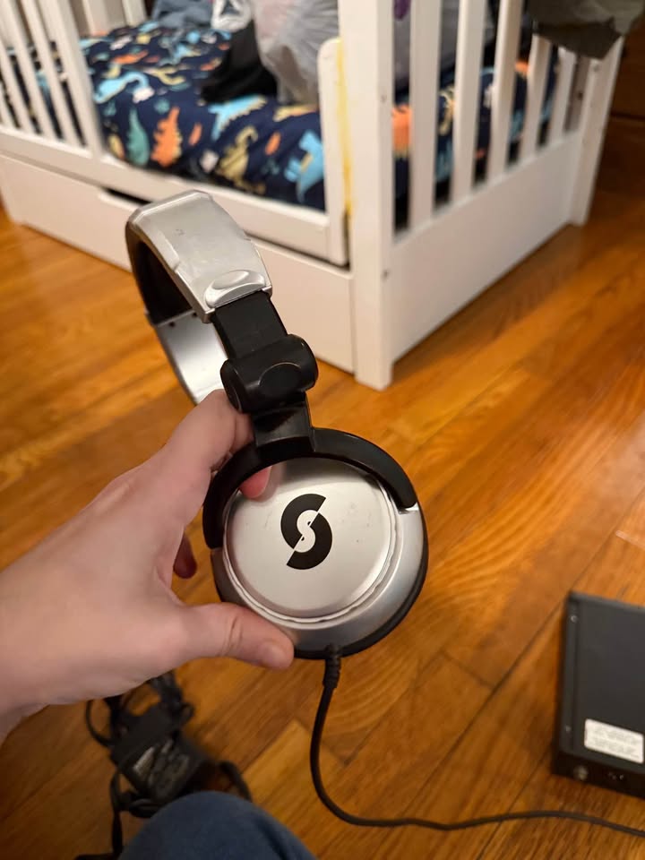 Sl600 editors keys and headphones - photo 3