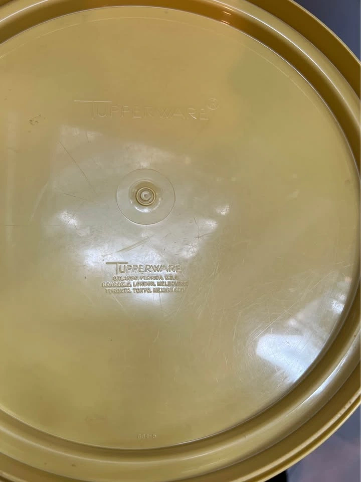 Vintage Tupperware Cake Taker Carrier in Harvest Gold - photo 3