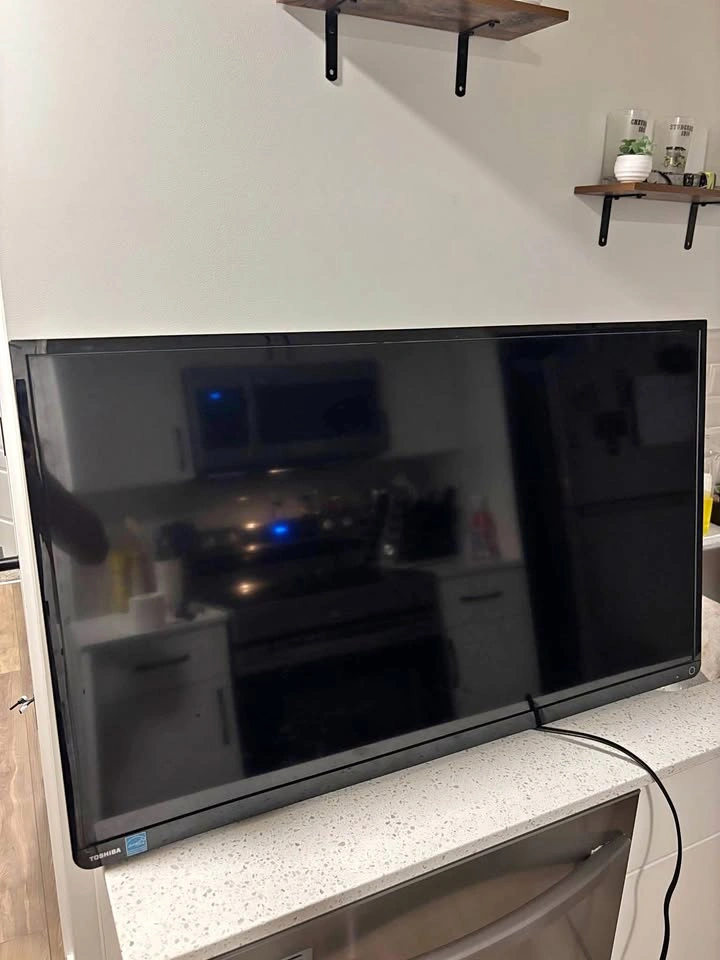 40” Toshiba tv with wall mount