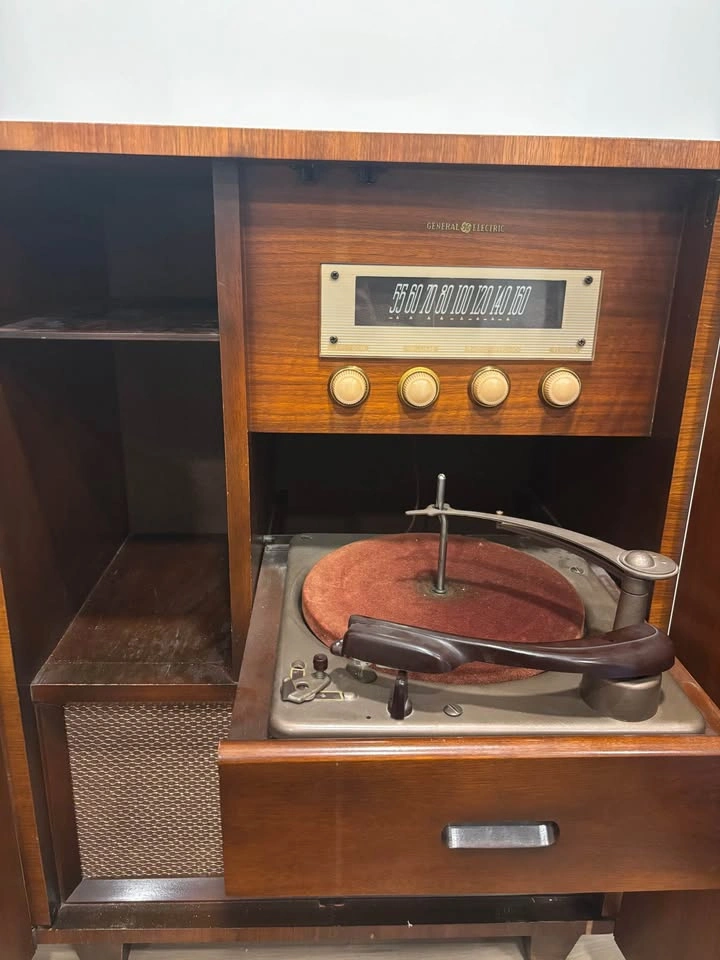 1940s record player cabinet - photo 2