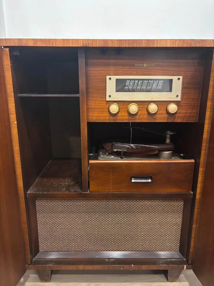 1940s record player cabinet - photo 3