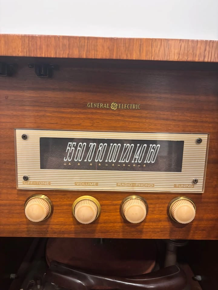 1940s record player cabinet - photo 4