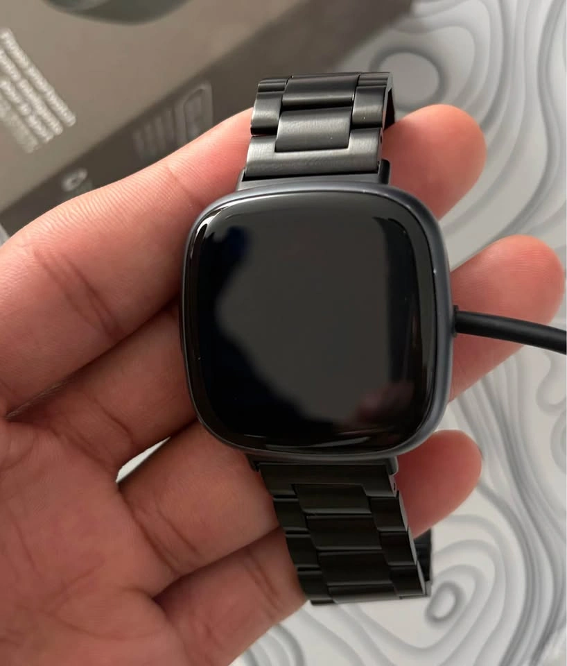 Fitbit Versa 4 - photo 2