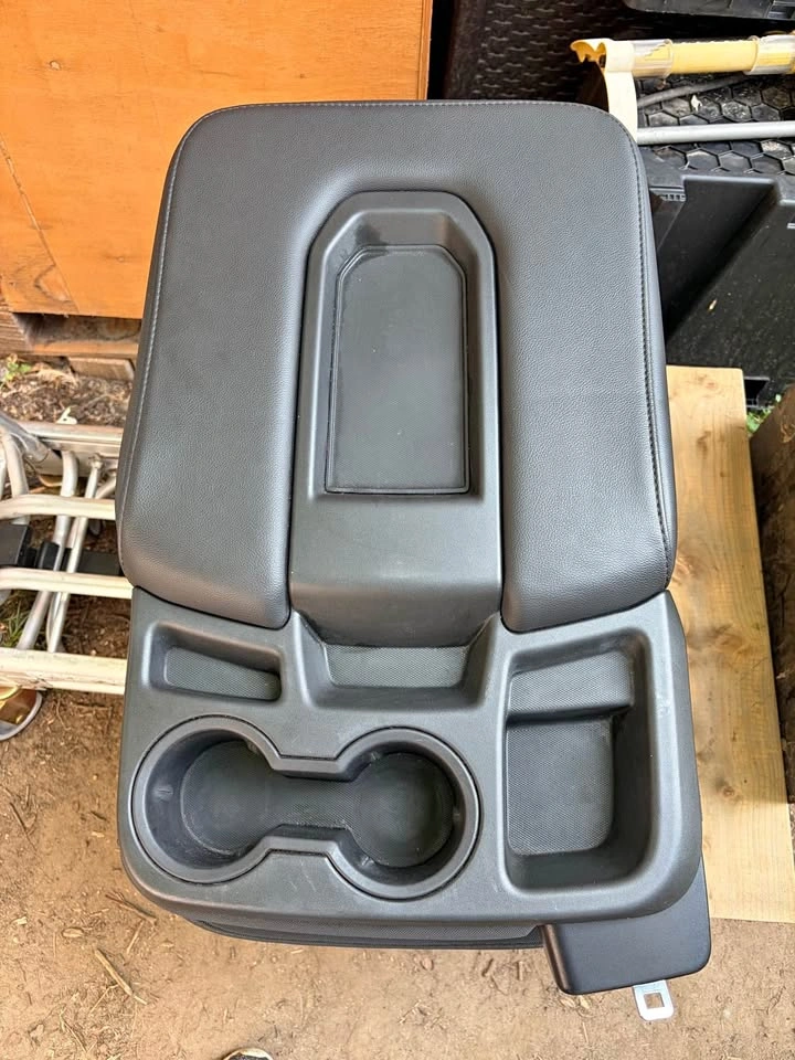 2020 GM center console / seat with seatbelt
