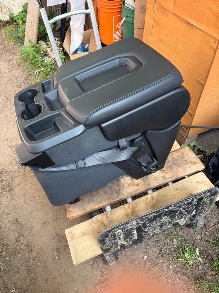 2020 GM center console / seat with seatbelt - photo 2