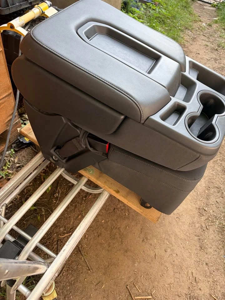 2020 GM center console / seat with seatbelt - photo 3