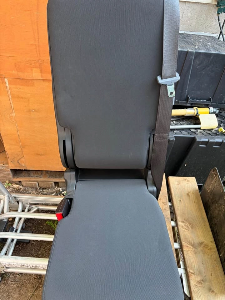 2020 GM center console / seat with seatbelt - photo 4