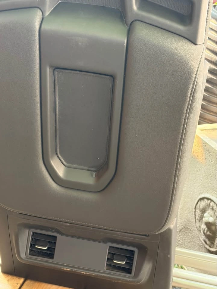 2020 GM center console / seat with seatbelt - photo 5