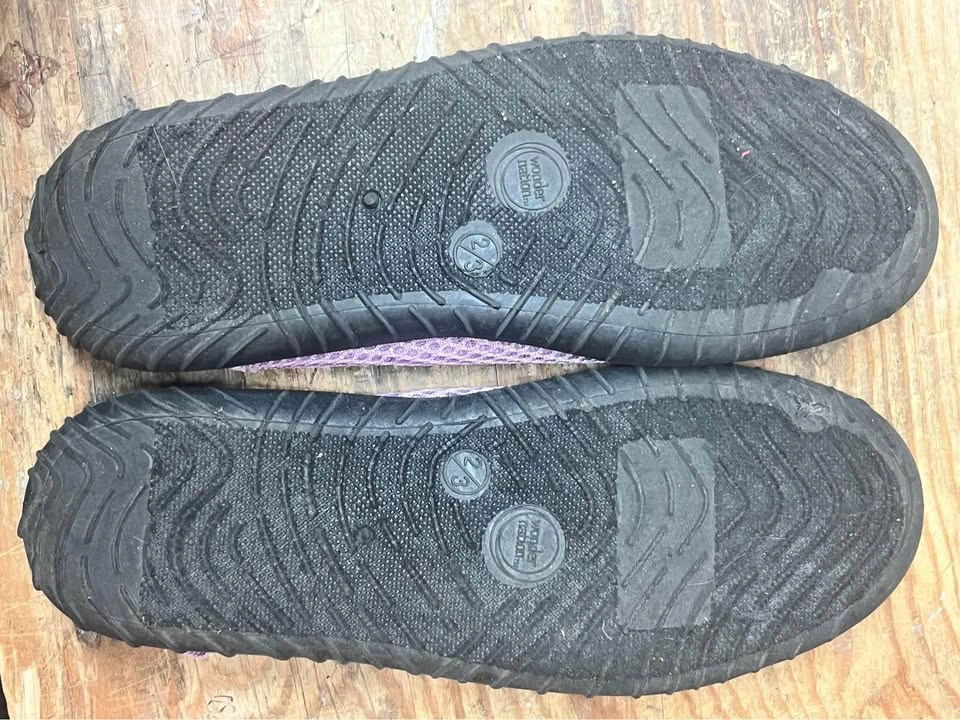Kids size 2/3 Water Shoes - photo 3