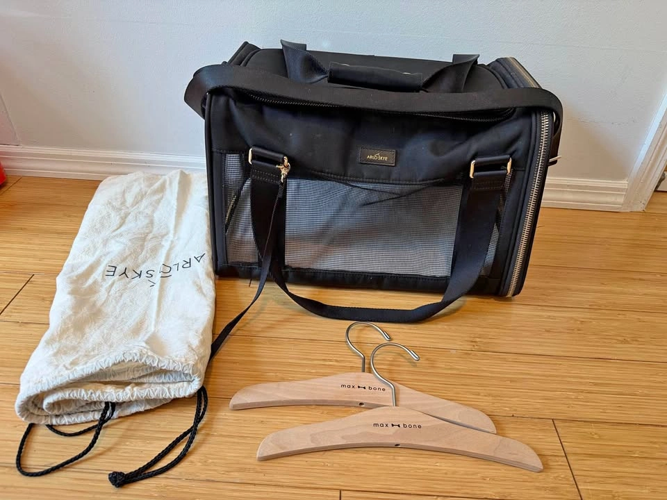 Arlo Skye Pet Carrier + Dust Bag + 2 Max Dog Hangers