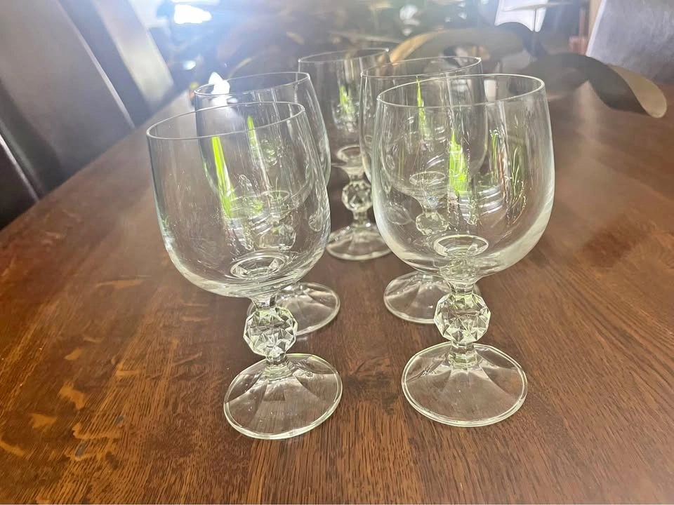 Set of 4 Faceted Stem Wine Glasses