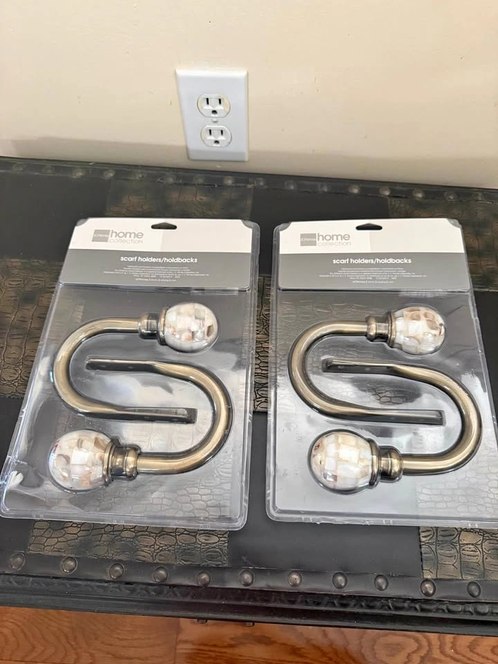 Curtain rod hangers