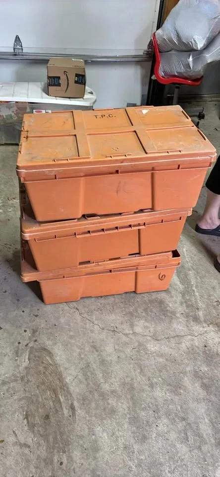Heavy-Duty Industrial Totes with Attached Lids - LEWISBins FliPa