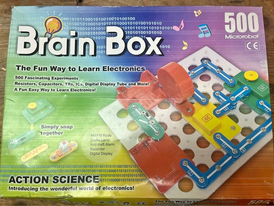 Brain Box Action Science 500 Experiments Electronics Kit