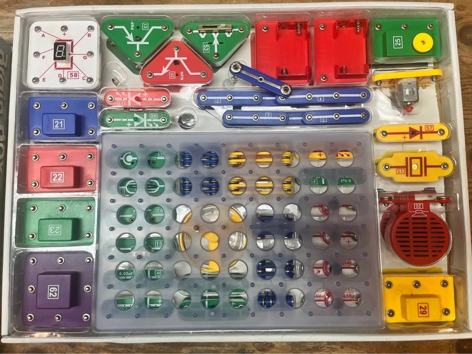 Brain Box Action Science 500 Experiments Electronics Kit - photo 3