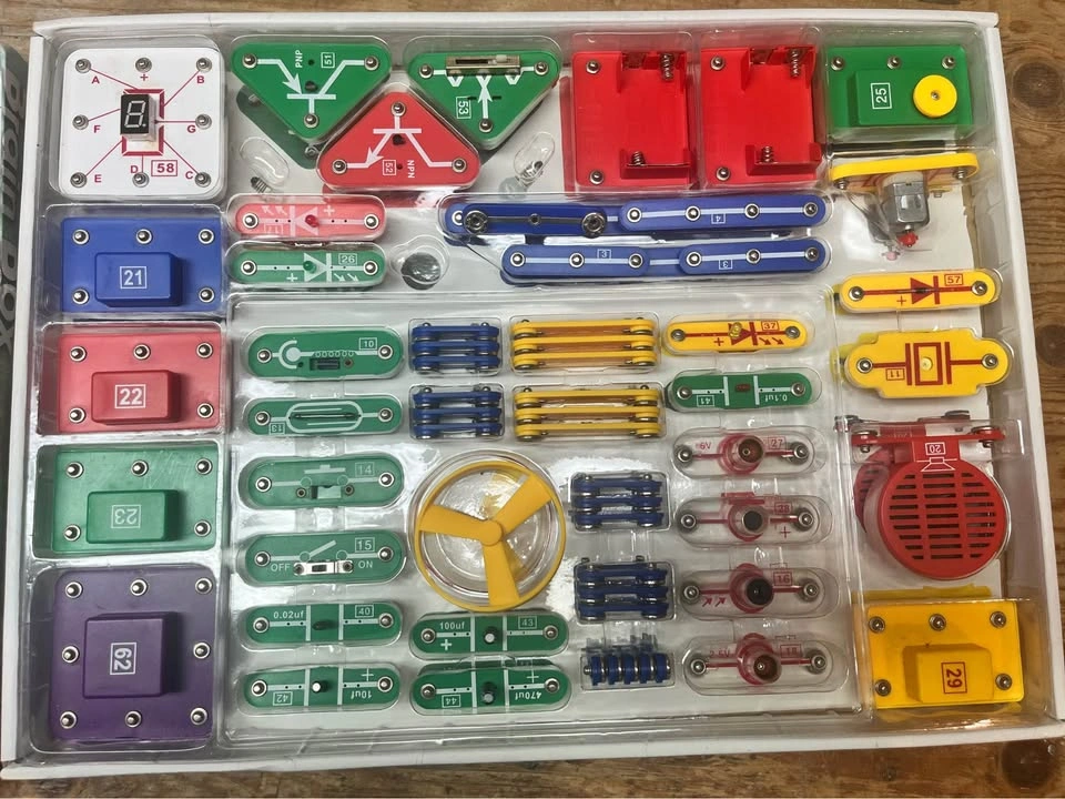 Brain Box Action Science 500 Experiments Electronics Kit - photo 4