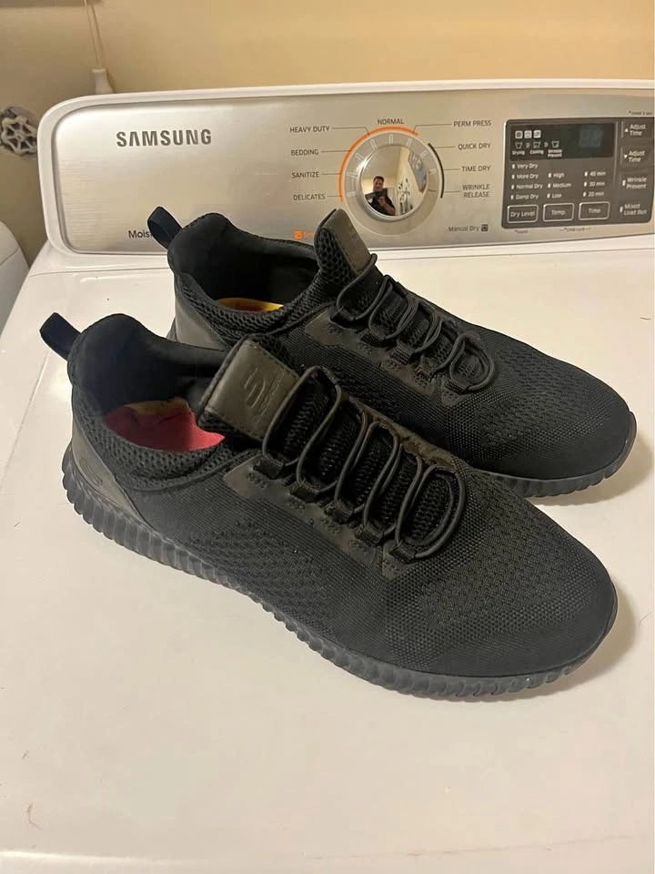 Size 11 - wide - Skechers Cessnock Slip Resistant Work Shoes