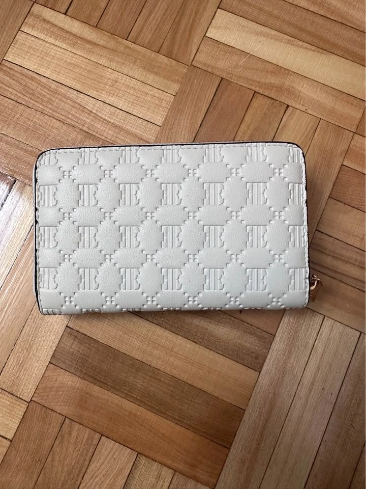 Brand new!! Elle Monogram Embossed Zip Around Wallet - photo 2