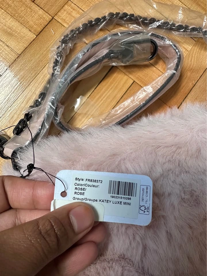 BNWT GUESS Faux Fur Y2K Shoulder Bag - photo 4