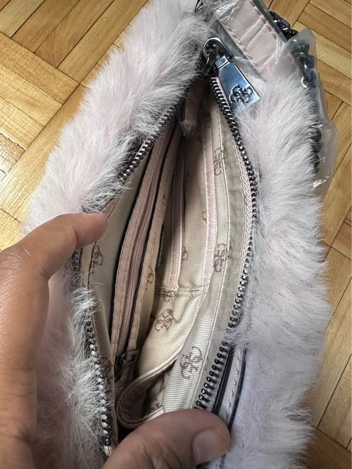 BNWT GUESS Faux Fur Y2K Shoulder Bag - photo 5