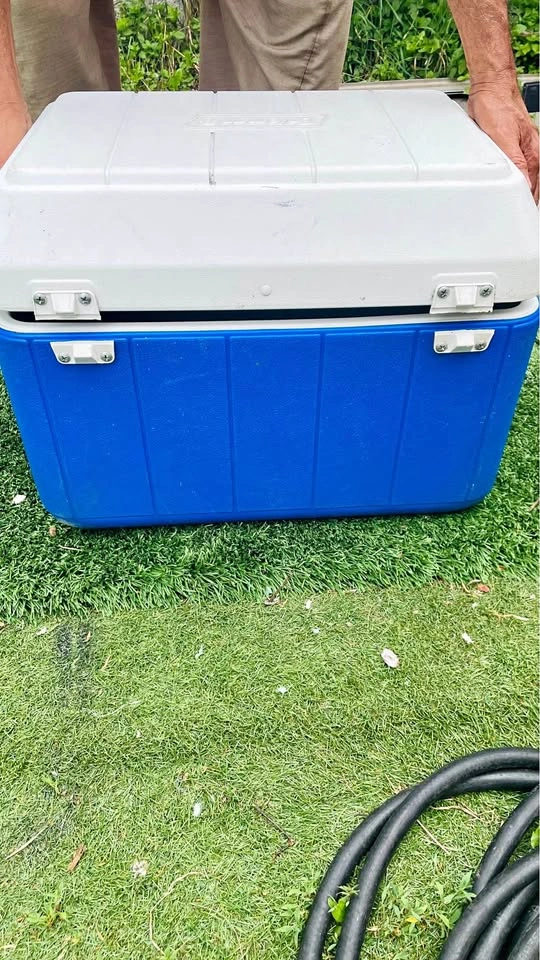 Large ice box in great condition, broken hinge, Scarborough - photo 2