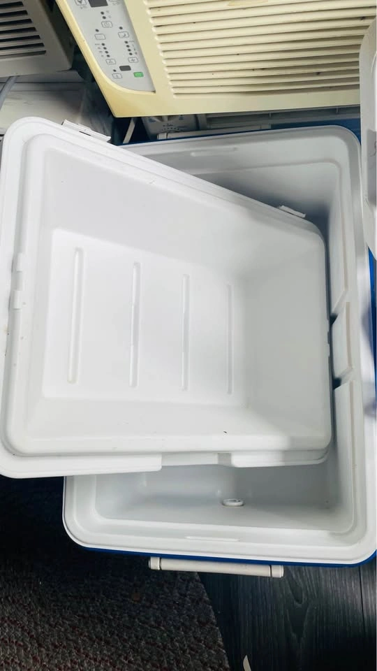 Large ice box in great condition, broken hinge, Scarborough - photo 4